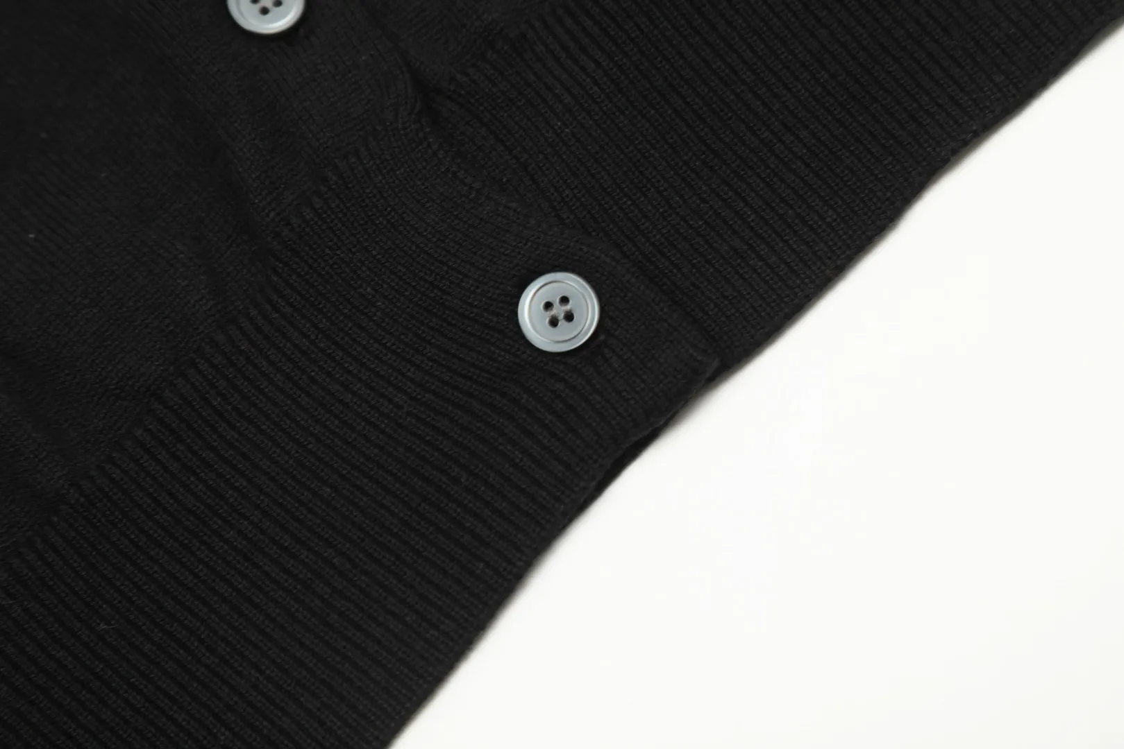 🅿️190 "Top Quality" Style Number: DS010# [Ralph Lauren Solid Color Round Neck Basic Pony Embroidered Logo Knitted Cardigan Long Sleeve] ✅Ralph Lauren Classic Basic Versatile Jersey Cardigan Long Sleeve Small Jacket ✅Main supplier of platform live broadcast wholesale entities ✅ZP quality 1:1 pattern making Scan the code to enter the GF website Counter quality ✅Details and quality The only one in Guangzhou Imported quality cotton yarn Mainly high-end Cost-effective, good quality, no need to say more ✅The version is restored to the original, loose, comfortable and stress-free, simple is high-end, classic is timeless ✅The upper body is simple and easy to match, a must-have for goddess ootd. Good-looking clothes are never picky. A must-have in the goddess’ wardrobe. Size: S-XL Color: Off-white, light blue, pink, khaki, army green, gray, navy, black, Chinese red, mint green
